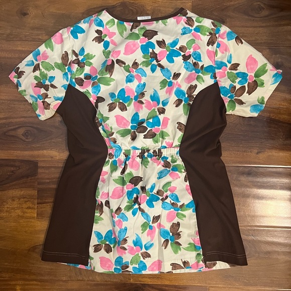 258. NWOT - Beautiful Comfy Scrub Top With Lots of Give - Picture 3 of 3